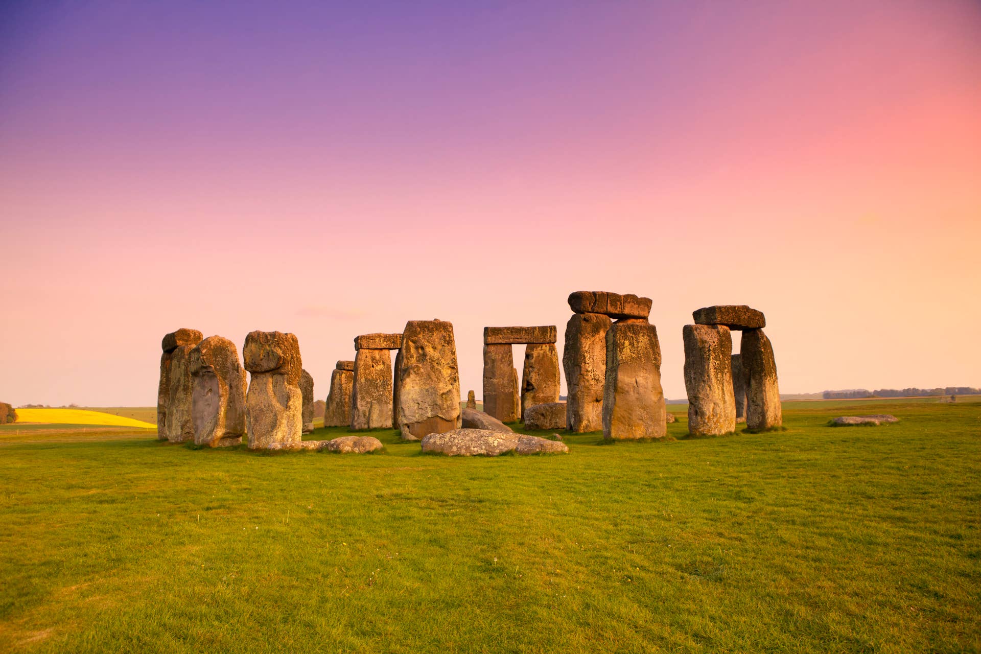 Why travelers still gather at Stonehenge for the winter solstice ...