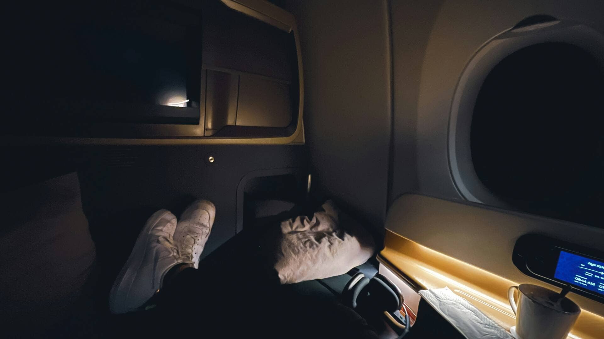 This viral hack for sleeping on long flights is actually dangerous ...
