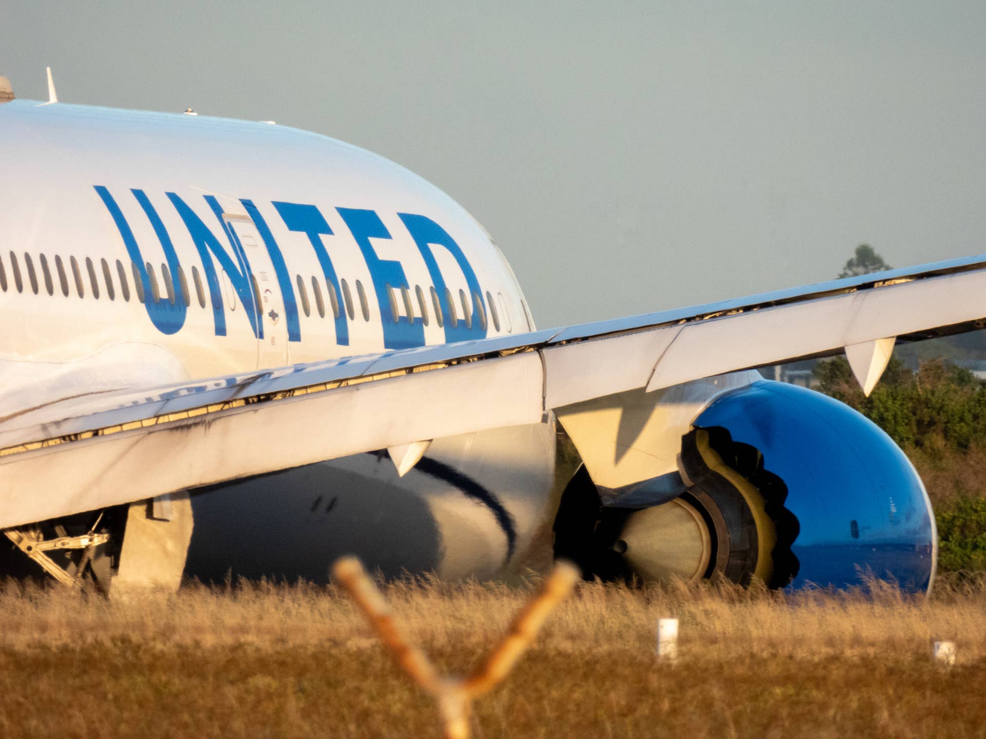 United Airlines passenger takes off pants on plane - TravelHost