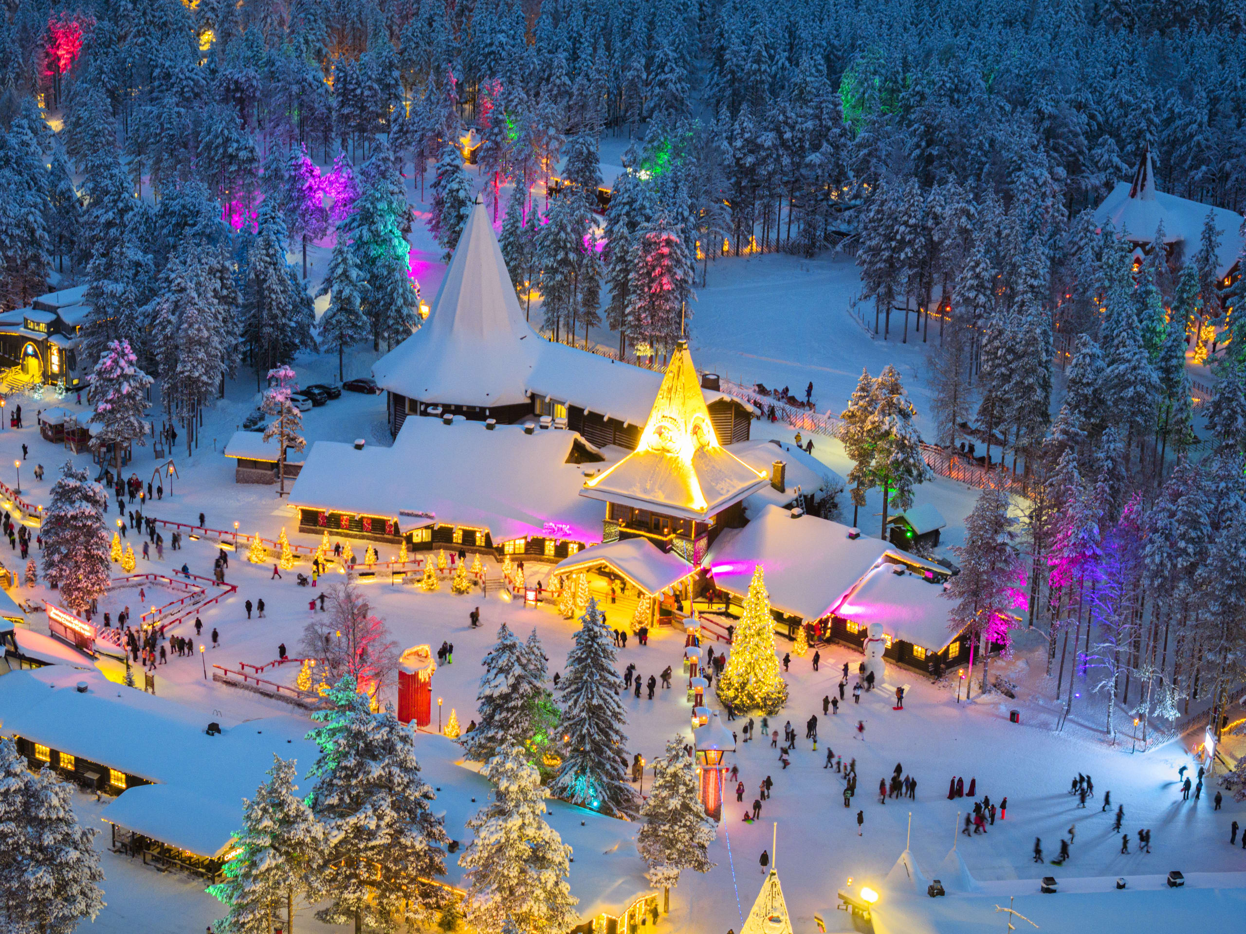 Lumiset jouluvalot ja tee Lapland Casinon arktista teemaa muistuttavassa ympäristössä Rovaniemellä, Suomen Lapissa.